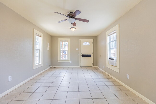 Building Photo - 330 Gem Ln