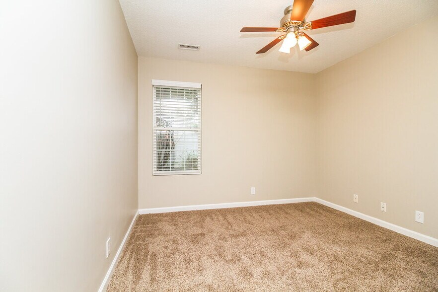 Building Photo - 1443 Rochester Dr