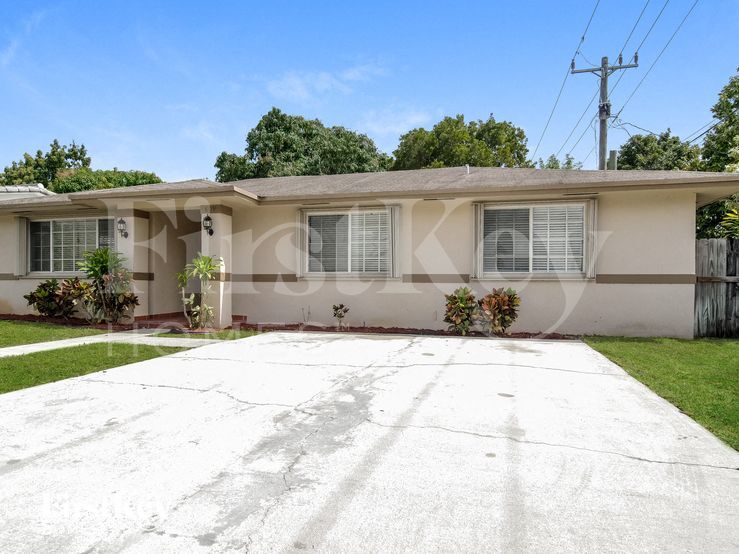 Building Photo - 809 SW 8th Ave