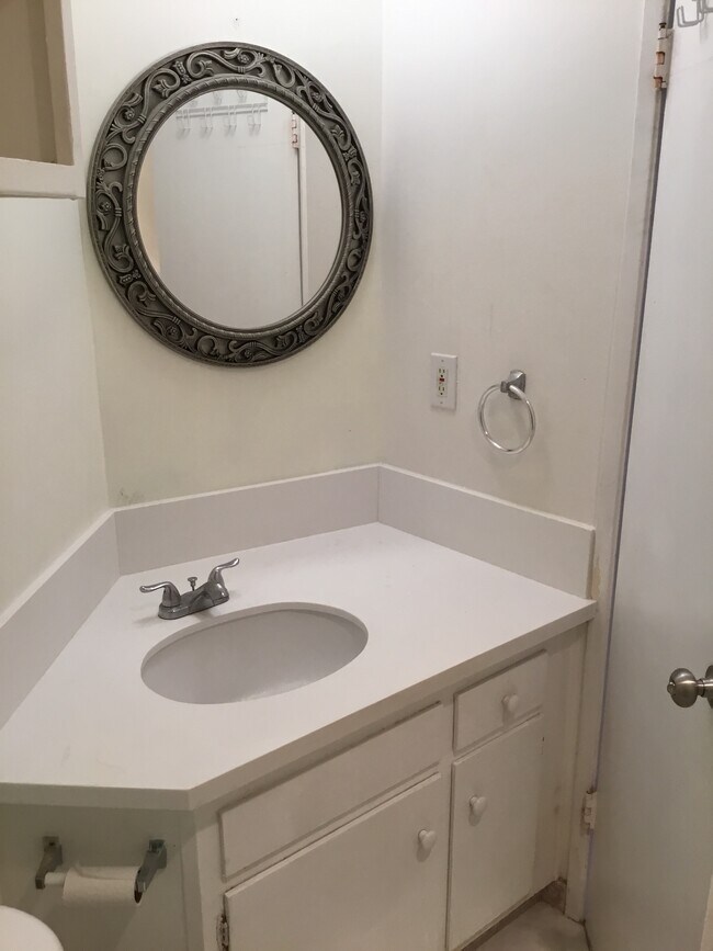 Hall Bath - 5400 Newcastle Ave