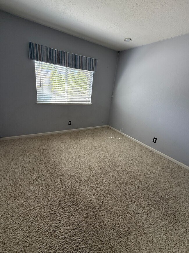Building Photo - 131 Fountainhead Ct