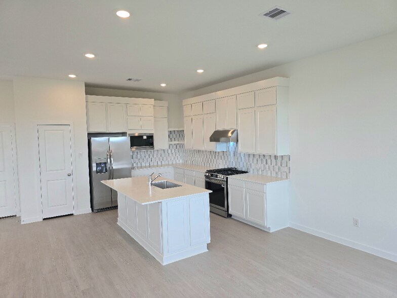 Building Photo - 27139 Blue Pool Dr