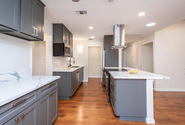 Building Photo - 4/2 + Detached Studio & Pool! One Property...
