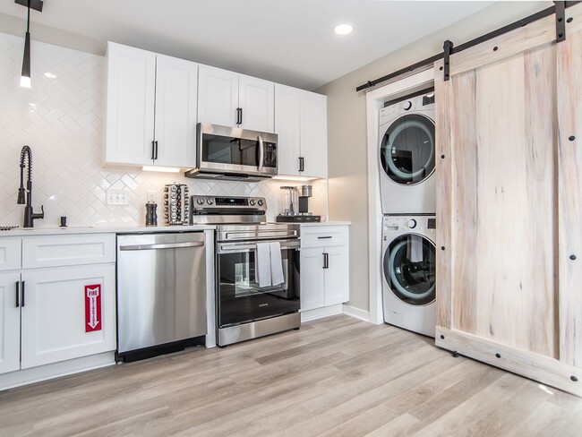 Building Photo - **OFFERING 1/2 OFF FIRST MONTH'S RENT FOR 9+ MONTH LEASE** Luxurious 2BD, 1.5BA Raleigh Unit (B) ...