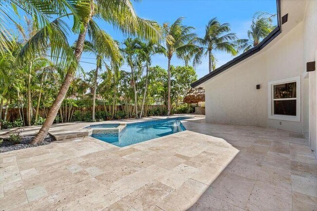 Building Photo - 1132 NE 3rd Ave