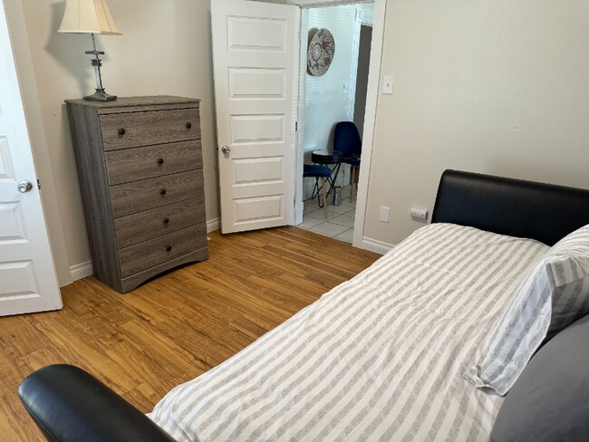 Building Photo - 206 W Myrtle St