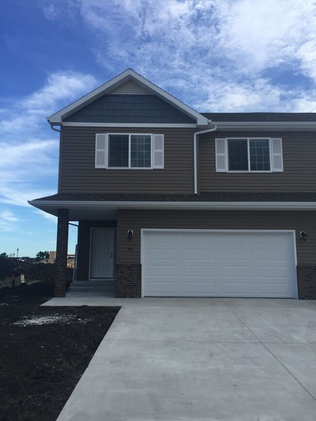 Building Photo - 3 Bed 3 Bath Twin Home
