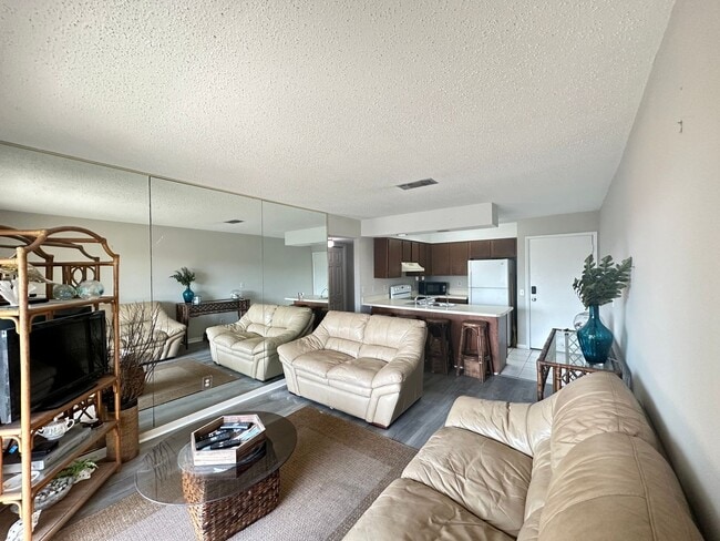 Building Photo - 1B/1B  Furnished Condo Across the Street from the Gulf of America!