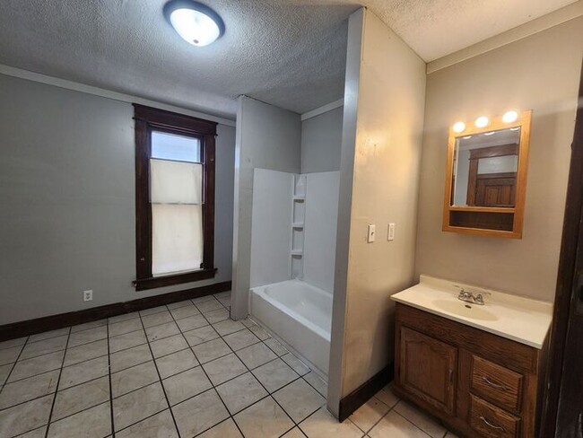 Building Photo - Spacious 2 Bedroom 1 Bath