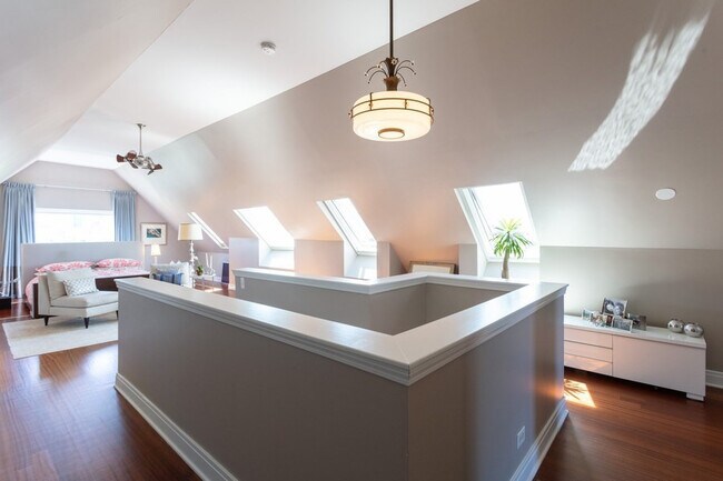 Building Photo - 1530 N Throop St