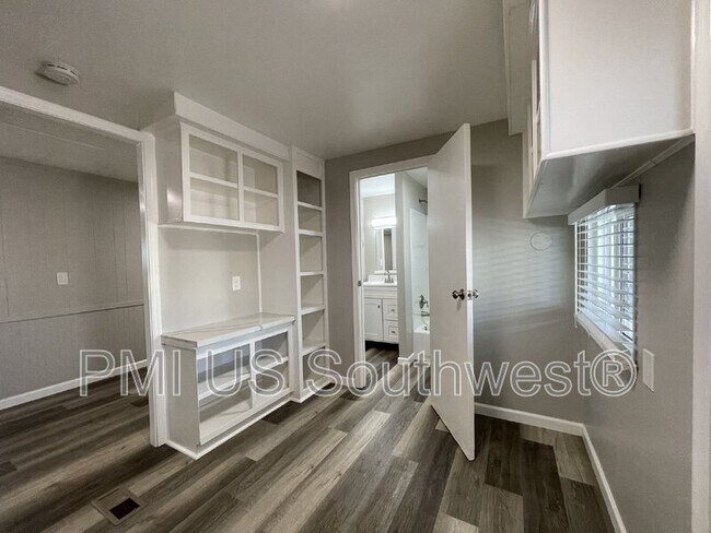 Building Photo - 738 Swan Dr