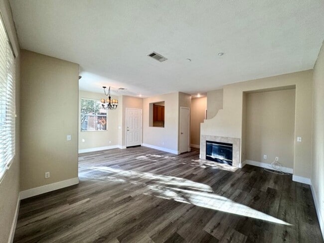 Building Photo - Beautiful and Spacious 3 Bedroom 2.5 Bath ...