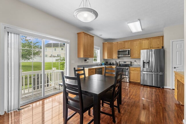 Building Photo - Welcome home to this well-maintained 4-bed...