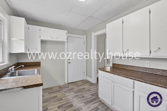 Building Photo - 3725 Hoiles Ave