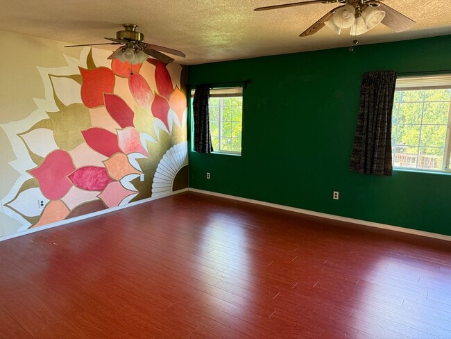 Building Photo - Unique, spacious 5-bdrm/3-bath Craftsman w...