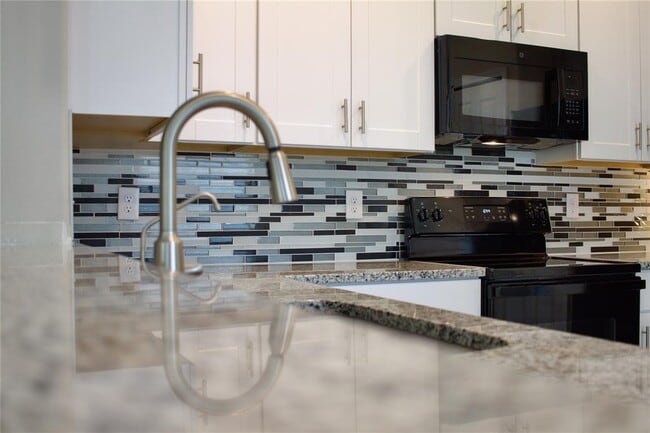 Building Photo - 11871 Dumaine Valley Rd