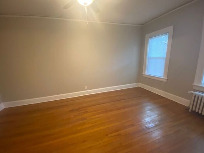 Building Photo - Great Large 1 Bedroom Apartment in VA High...