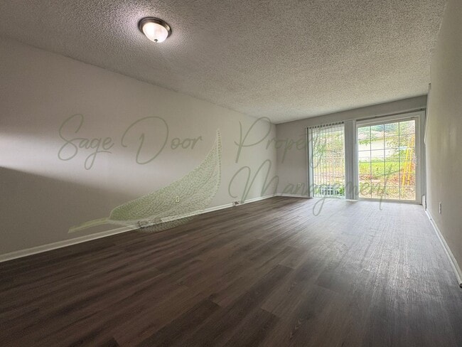 Building Photo - SPACIOUS TOWNHOME IN KANSAS CITY