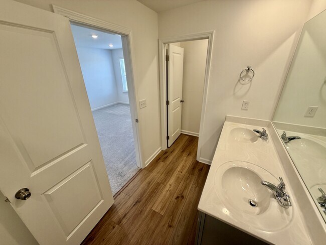 Building Photo - 261 Kenoot Dr