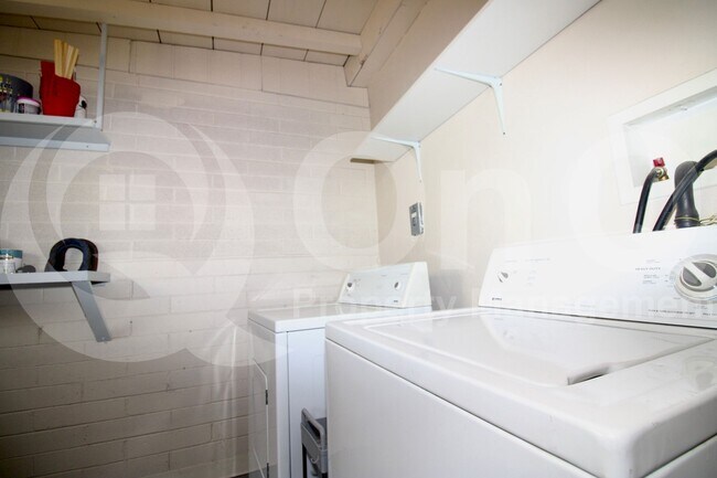 Building Photo - 4043 E Deseret Dr