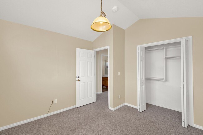 Building Photo - Amazing 4 Bed - 3.5 Bath, Pet-Friendly Lay...