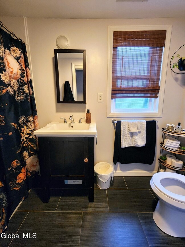 Building Photo - 11 Ingersoll Ave