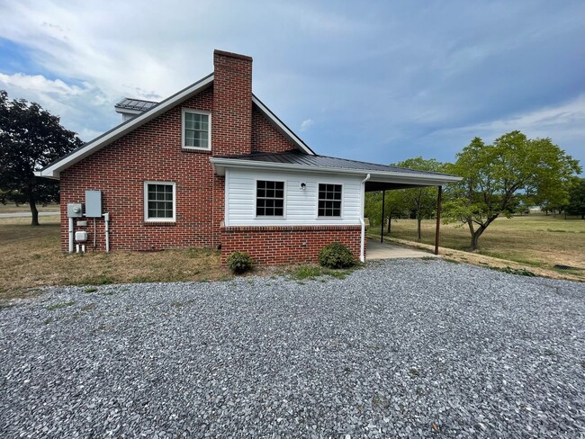 Building Photo - Wonderful Country Home