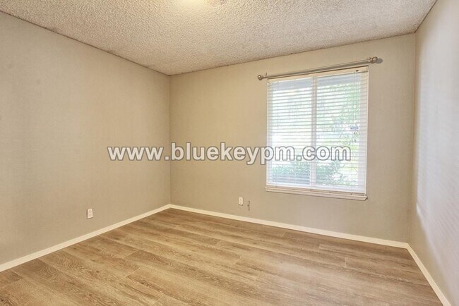 Building Photo - 3 Bed, 2 Bath Home Off SR 500 at NE 54th A...