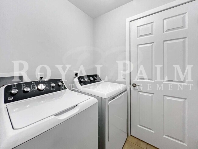 Building Photo - Newly Renovated 3BR/2BTH Fort Myers Home with Bright Layout & New Appliances