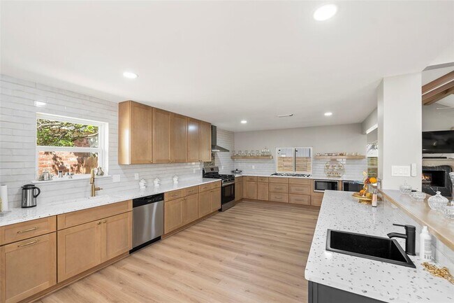 Building Photo - 15134 Corona Del Mar Dr