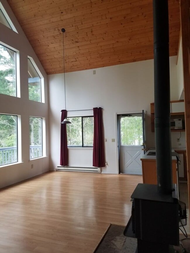 Building Photo - Beautiful home located on Emerald Lake