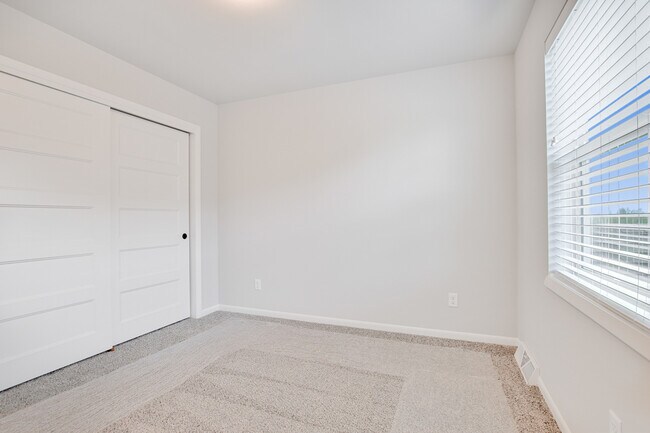 Building Photo - 671 Hillcrest Dr