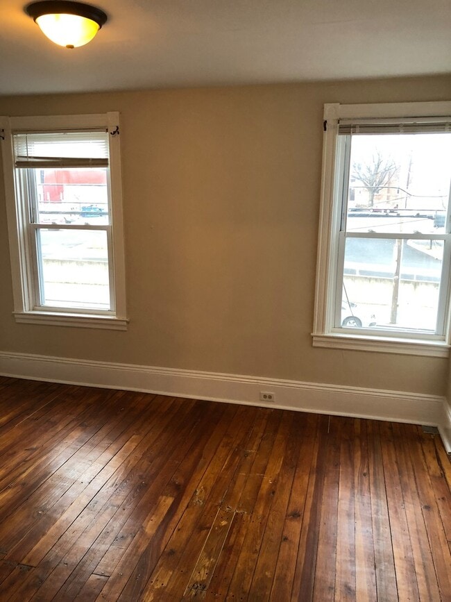 Building Photo - 654.5 Columbia Ave