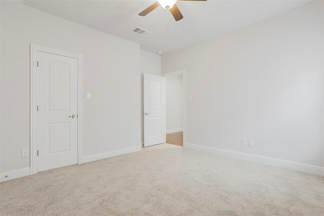 Building Photo - 728 Landing Ln