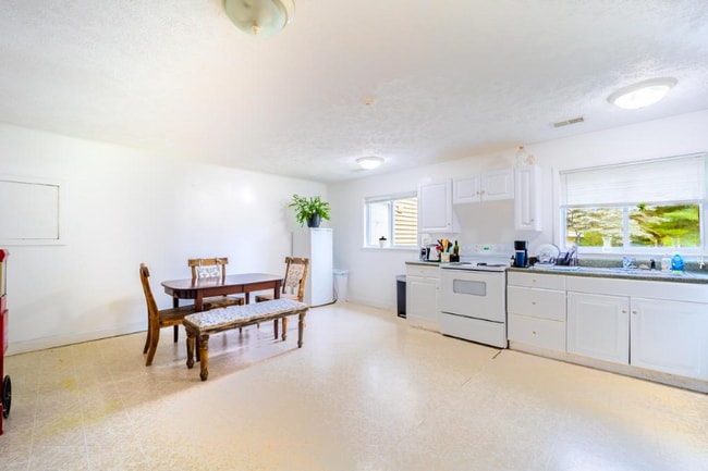 Building Photo - 7634 Thomas St