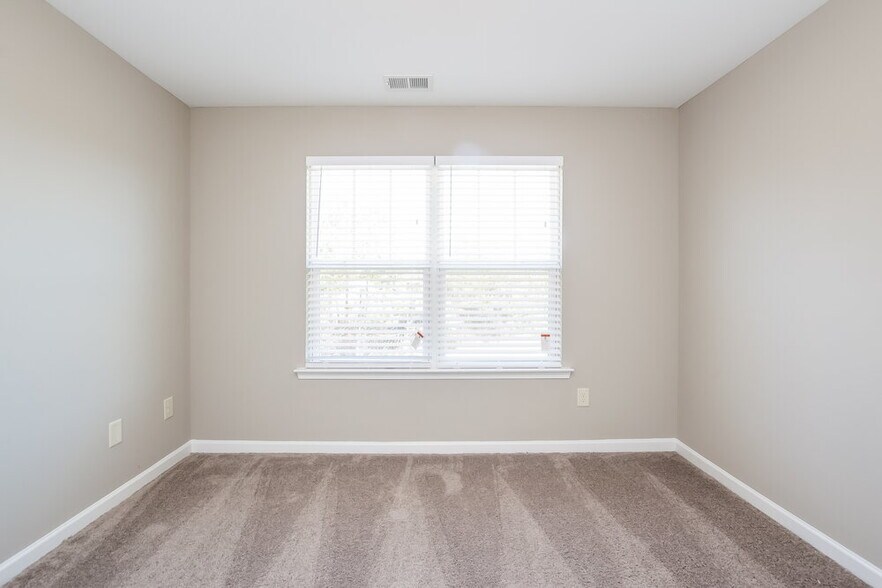 Building Photo - 302 Crescent Woode Dr