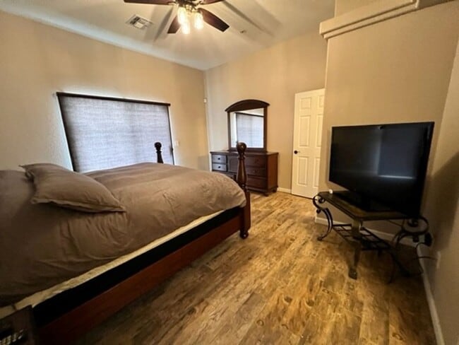 Building Photo - 3 BR LUXE Home-Walk to Colorado River, Golf & near Rotary Park.