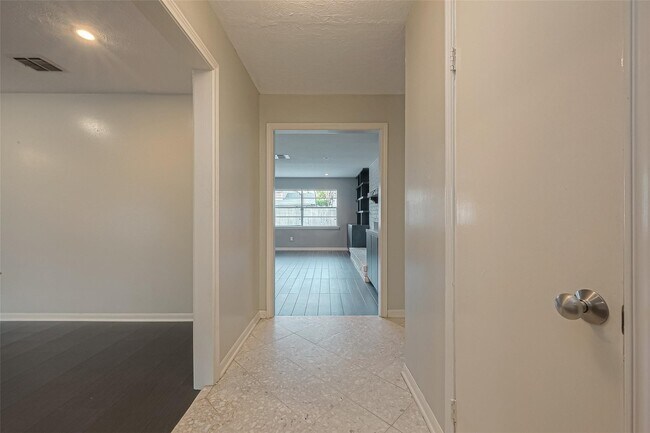 Building Photo - 11406 High Star Dr