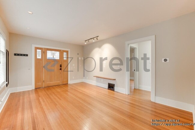 Building Photo - 3332 35th Ave S