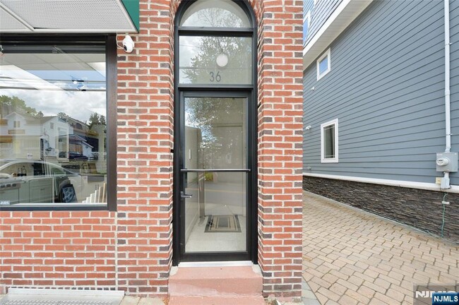 Building Photo - 38 River Edge Rd