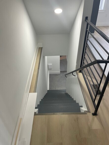 Building Photo - 5816 Delancey St