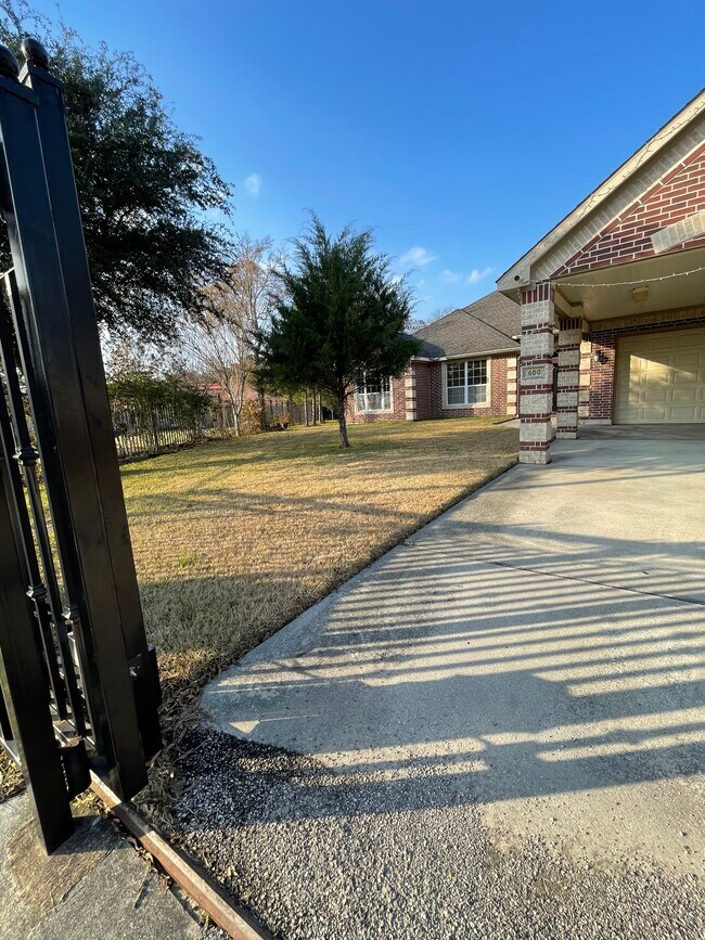 Beautiful one-story house with remote-controlled security gates - 600 River Bend Dr
