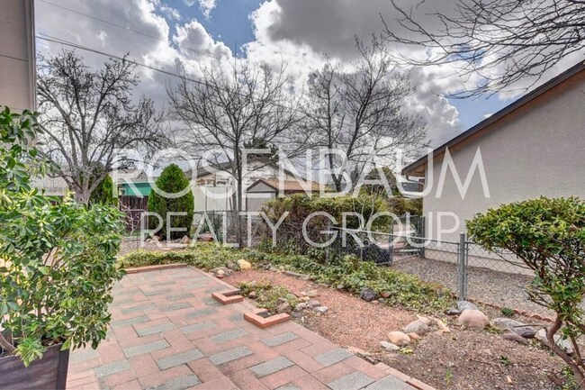 Building Photo - Stunning 3-bedrooms, 2-baths single-family...