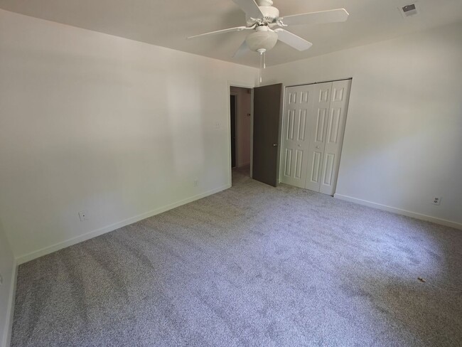 Building Photo - 4 bedroom2 bath home