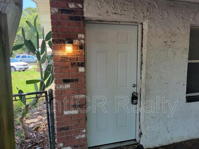 Building Photo - 3135 Pine Tree Ave