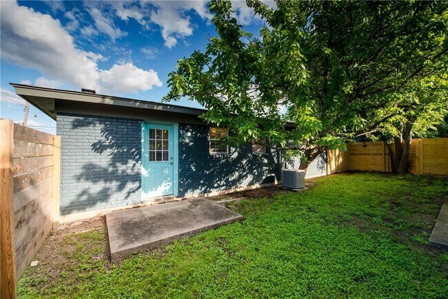 Building Photo - 1600 Parker Ln