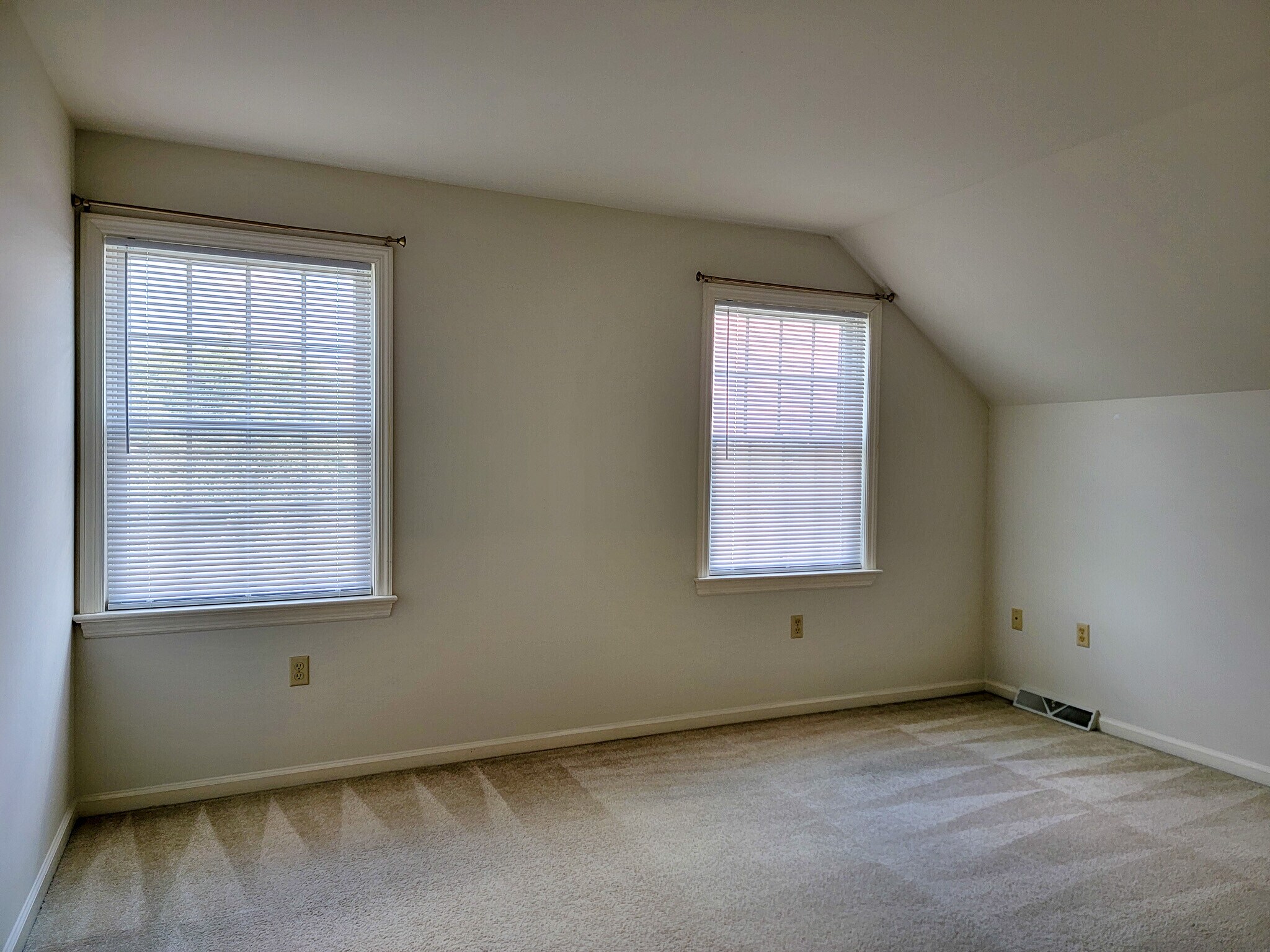 Building Photo - 40 Spring Hill Ln