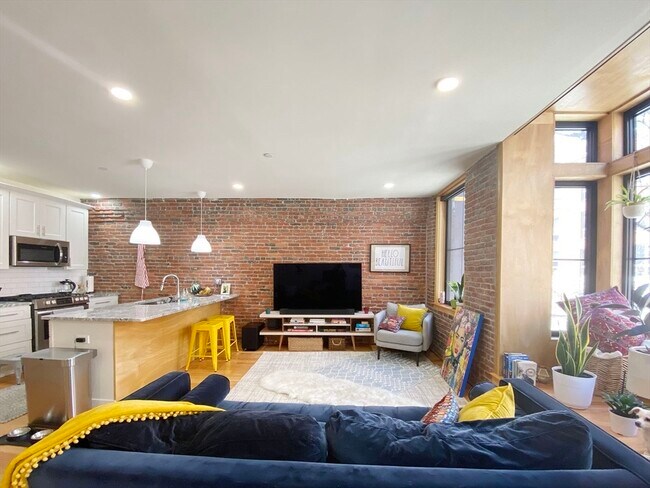 Building Photo - 139 Border St