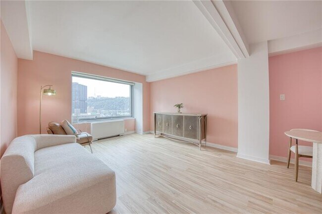 Building Photo - 320 Fort Duquesne Blvd