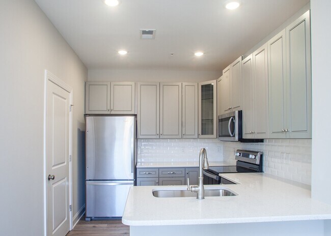 Building Photo - 2BR/2BA - Beautiful condo on River Road - ...